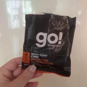 [사료샘플] GO! 캣 솔루션 스킨&코트 연어 레시피 40g 베스트 후기 이미지